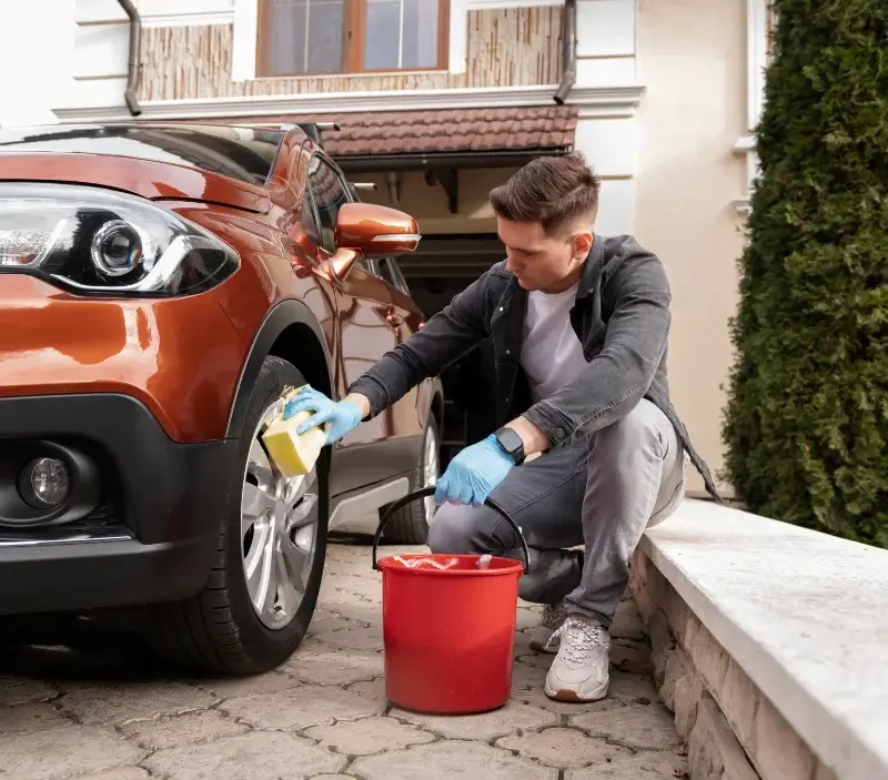 Lavage auto à domicile Landujan : professionnel intervenant sur un véhicule